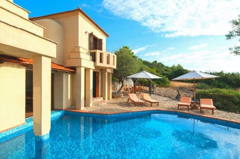 Rent Apartment Cyclamen Thujas Greece