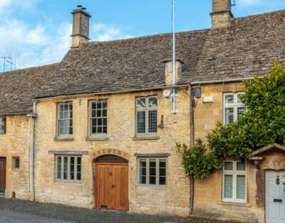 Rent Apartment Floral Parasol Cotswolds