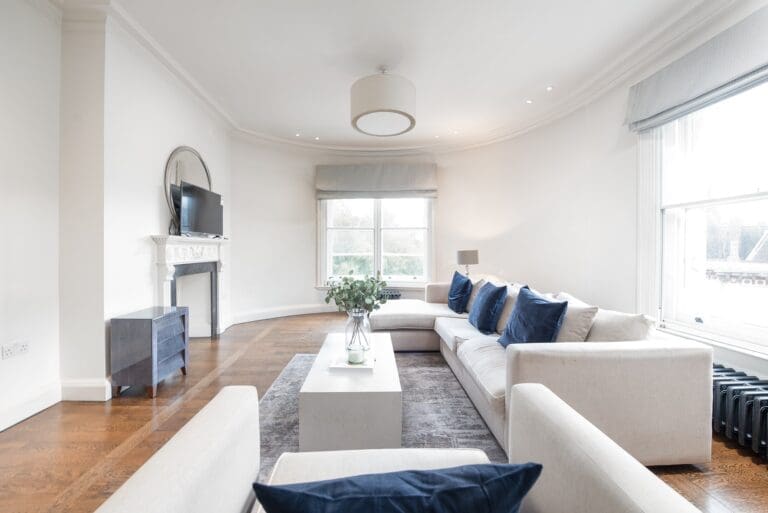 Rent Apartment Glossy Ebony Victoria