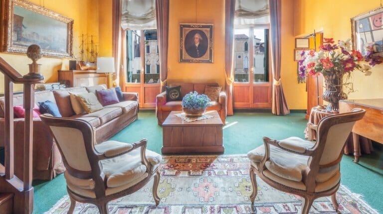 Rent Apartment Grey Safflower San Marco