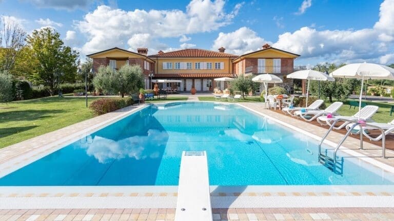 Rent Apartment Marigold Poplar Tuscany