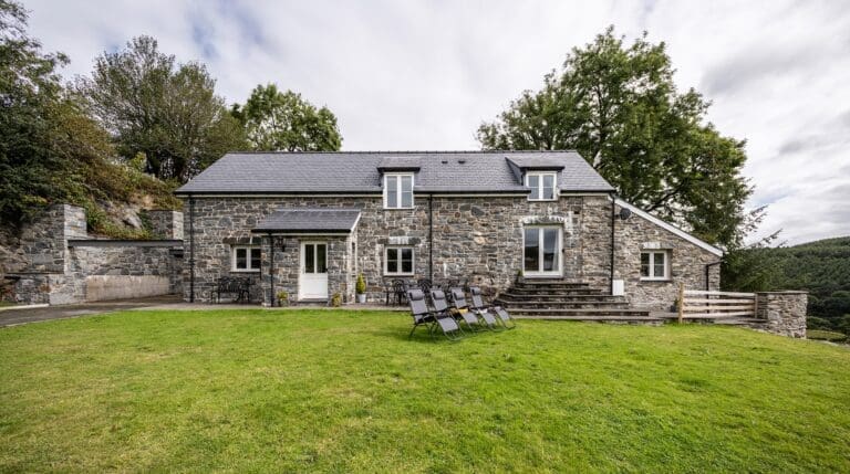 Rent Apartment Opera Heath Clwyd