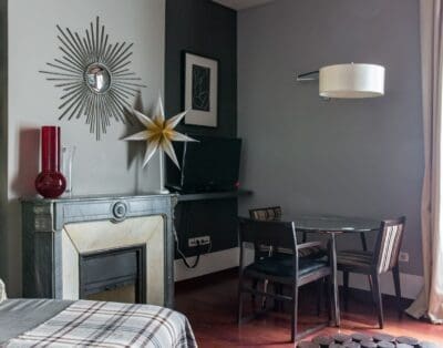 Rent Apartment Red-Brown Needle Gothic Quarter