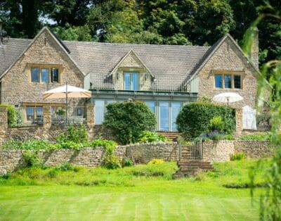 Rent Apartment Red-Brown Spiny Cotswolds