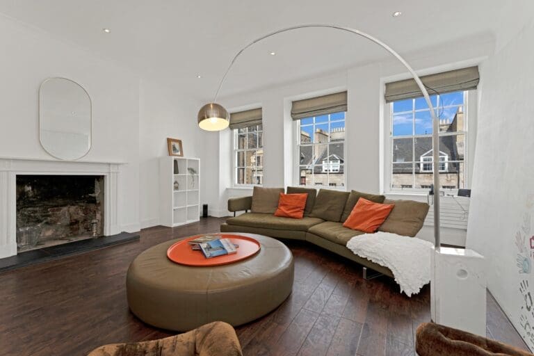 Rent Apartment Red-Orange Jabong Old Town