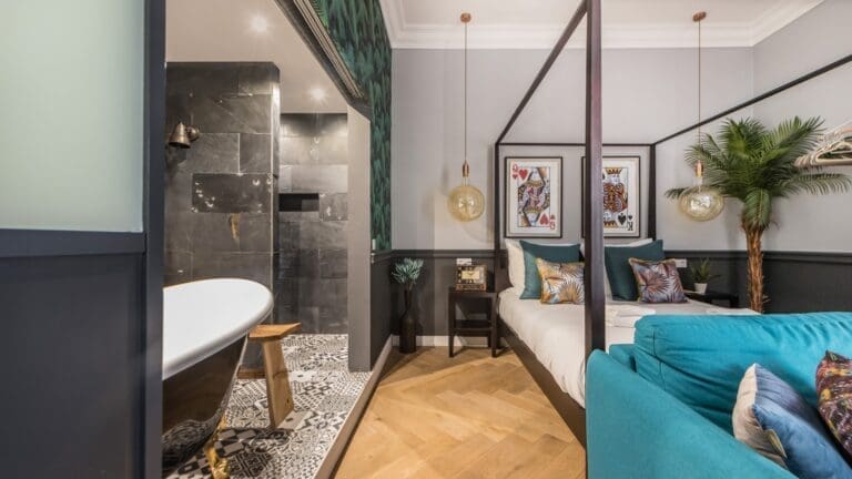 Rent Apartment Red-Violet Pistachio Eiffel Tower