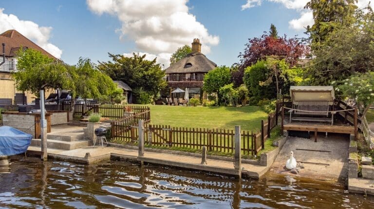 Rent House Bright Orchid Berkshire