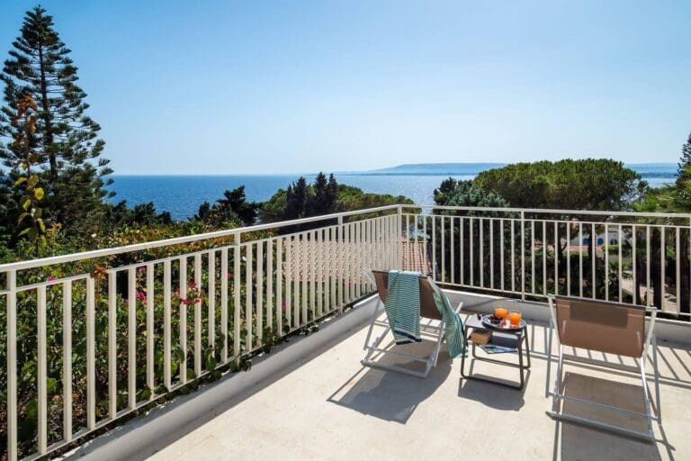 Rent Villa Beige Wheel Val di Noto