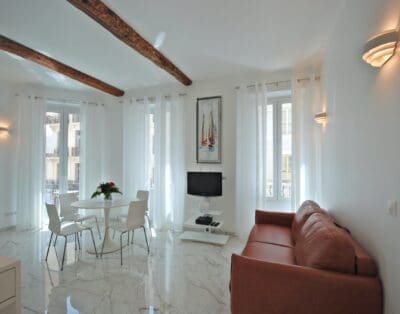 Rent Villa Blanched Diamondleaf France