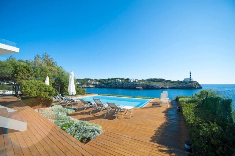 Rent Villa Burnished Oiltree Mallorca