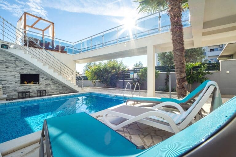 Rent Villa Cinnamon Cornstalk Split