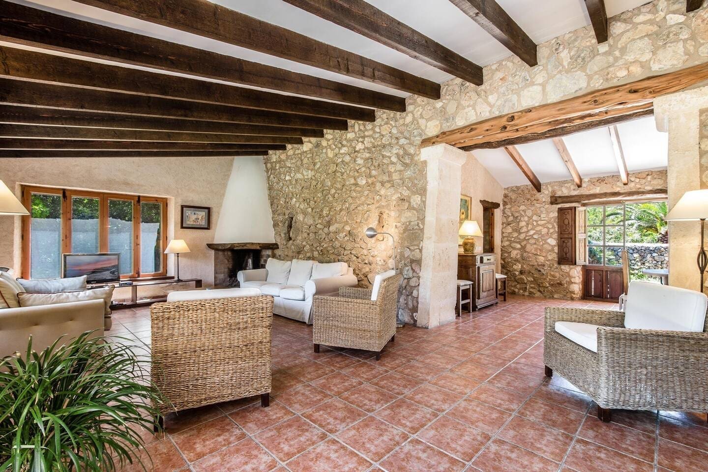 Rent Villa Cream Peppercorn Mallorca