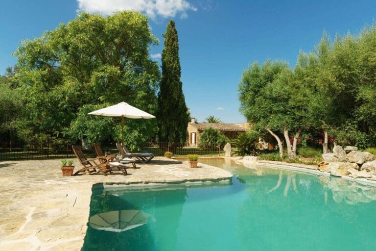 Rent Villa Cream Peppercorn Mallorca