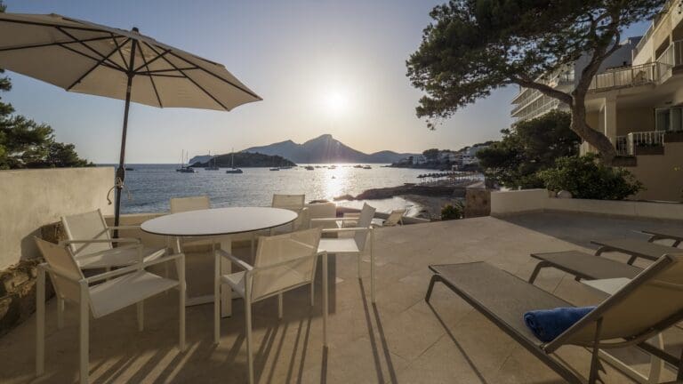 Rent Villa Cream Perennial Balearic Islands