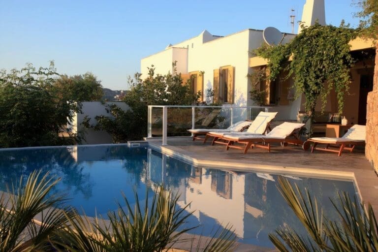 Rent Villa Dark Satin Greece