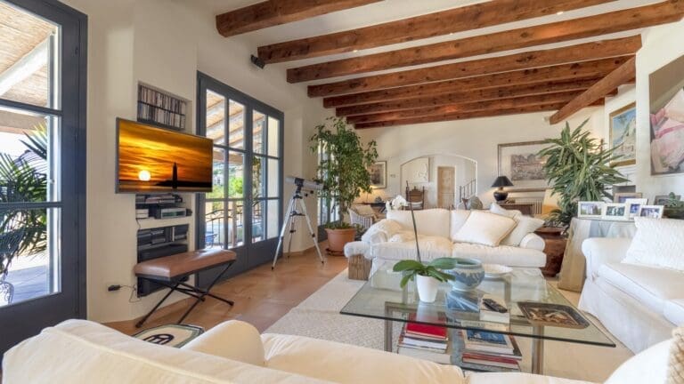 Rent Villa Icterine Wingnut Balearic Islands