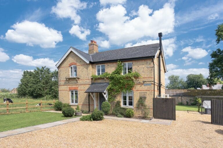 Rent Villa International Peach Palm Cambridgeshire