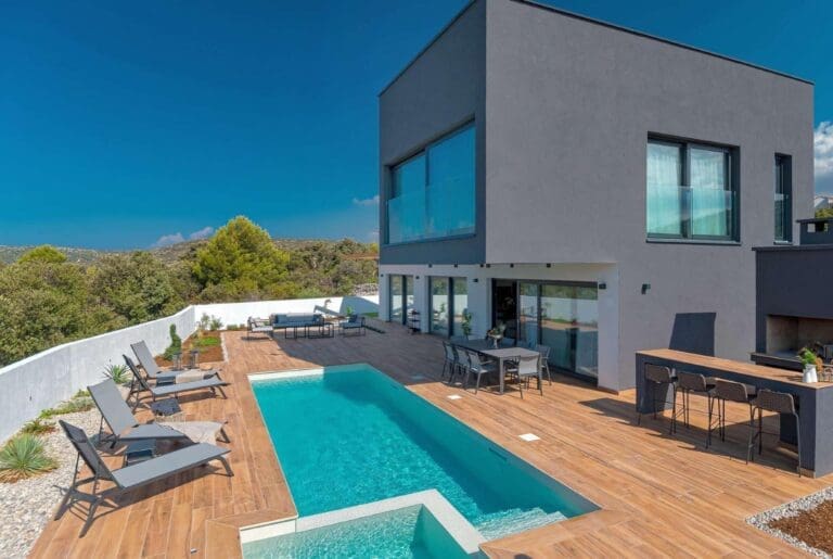 Rent Villa Lilac Bayleaf Split