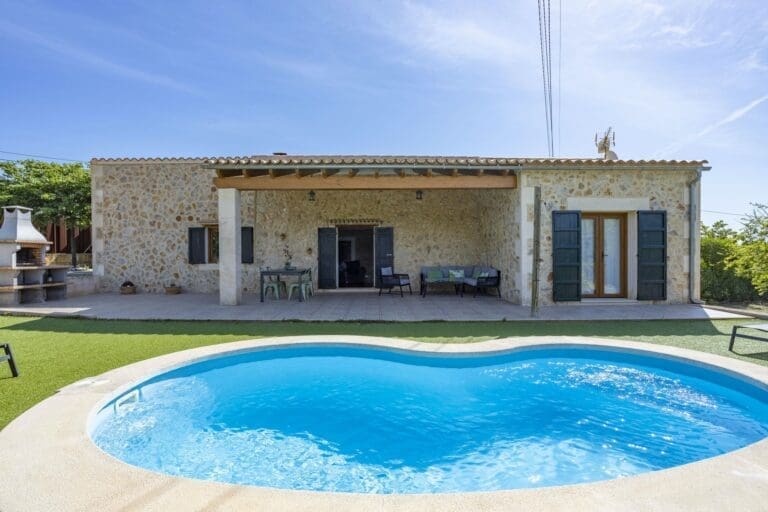 Rent Villa Lovable Matthiola Balearic Islands