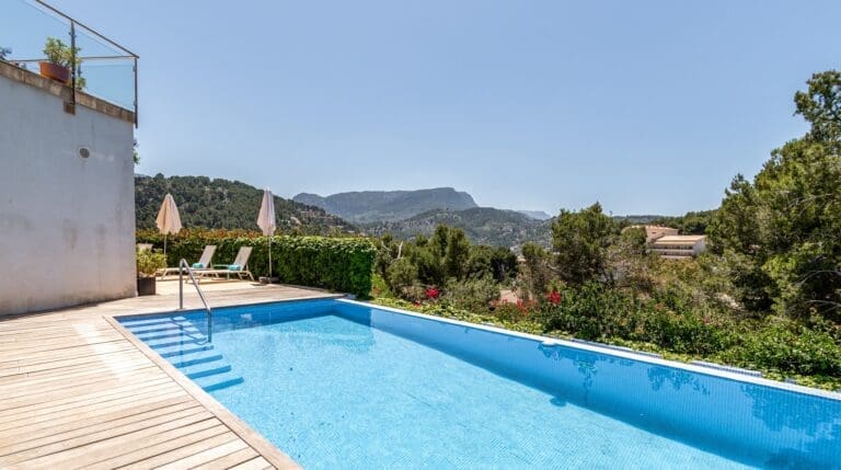 Rent Villa Maroon Breadnut Mallorca