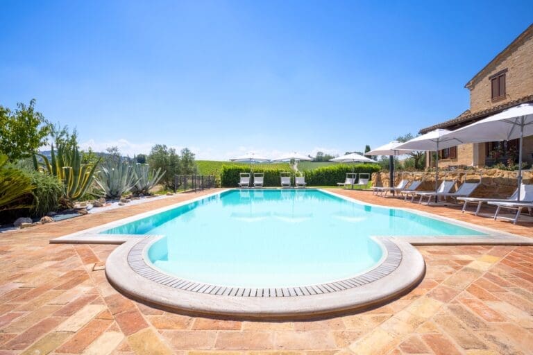 Rent Villa May Berry Marche