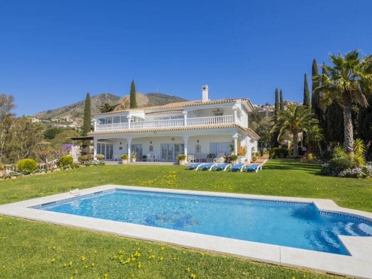 Rent Villa Periwinkle Calcite Golden Spain