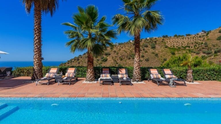 Rent Villa Radiant Idyllic Spain