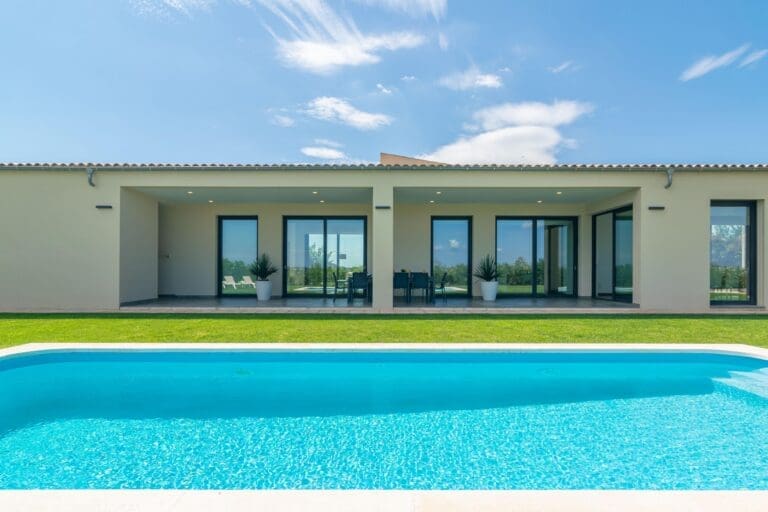 Rent Villa Red-Orange Amber Mallorca