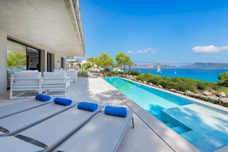 Rent Villa Renowned Satin-Ash Spain