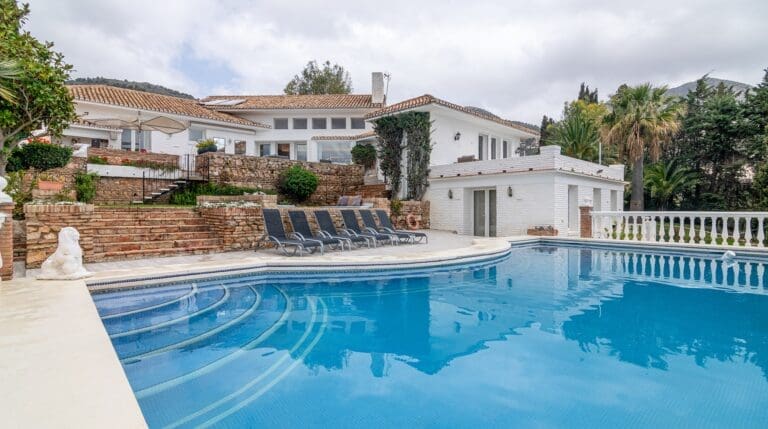 Rent Villa Ruby Bloodwood Costa Del Sol