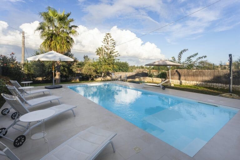 Rent Villa Straw Tuliptree Sicily