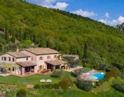 Rent Villa Violin Rhododendron Umbria