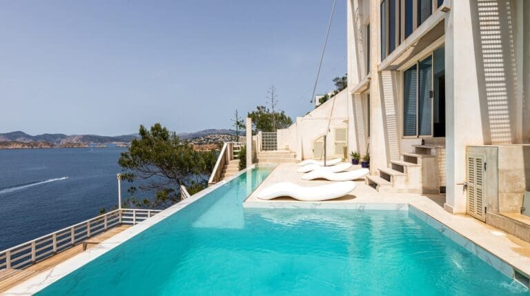 Rent Villa Water Umbrella Mallorca