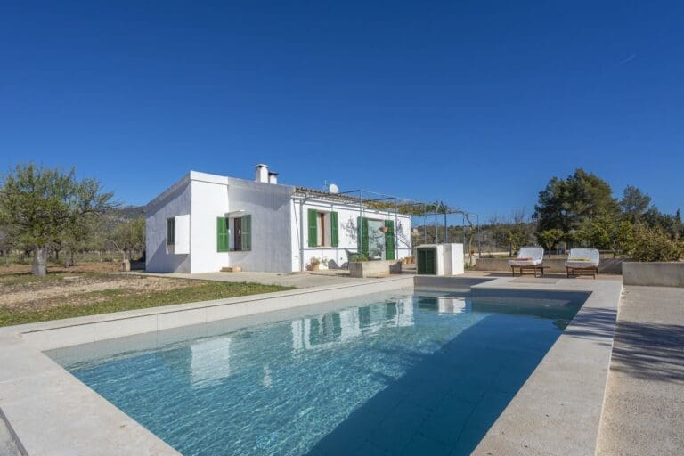 Rent Villa Yellow-Green Bellflower Balearic Islands