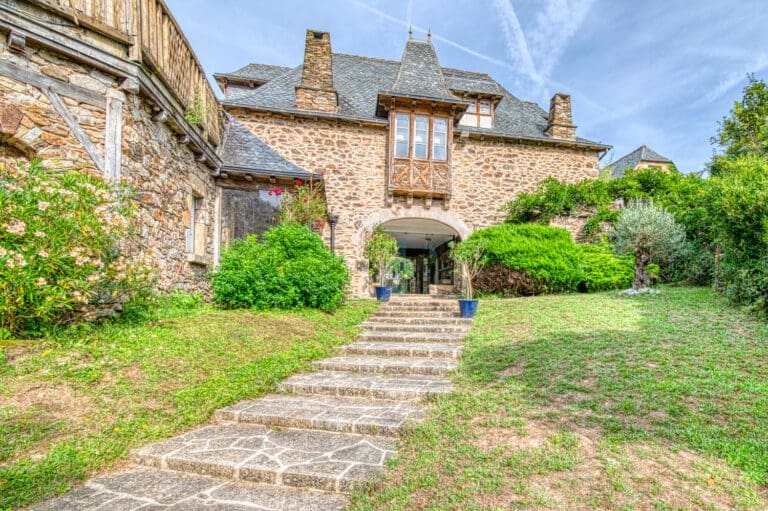 Rent Chateau De Lavezon France