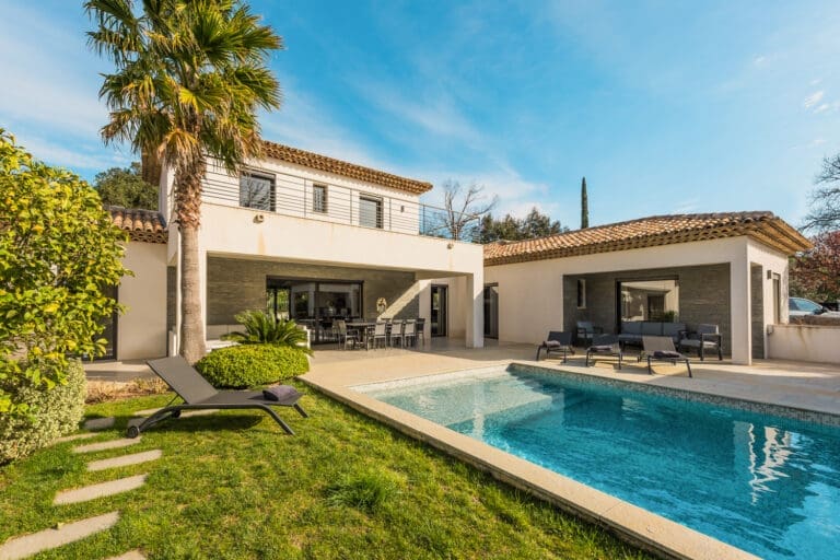 Rent Villa Paonne France