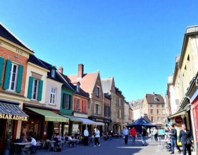 Scène de rue colorée à Roubaix avec des commerces locaux.