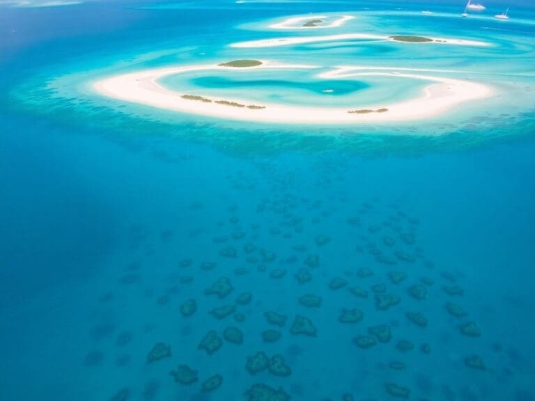 La Guida Definitiva ai Viaggi nelle Bahamas: Scopri l'Isola Hopping, Spiagge Stupende e Vibranti Barriere Coralline