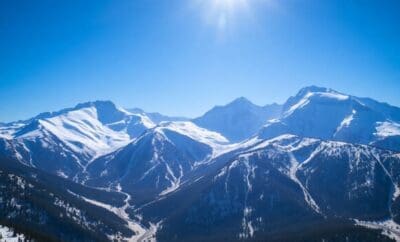 Chaîne de montagnes Sierra Nevada aux sommets enneigés