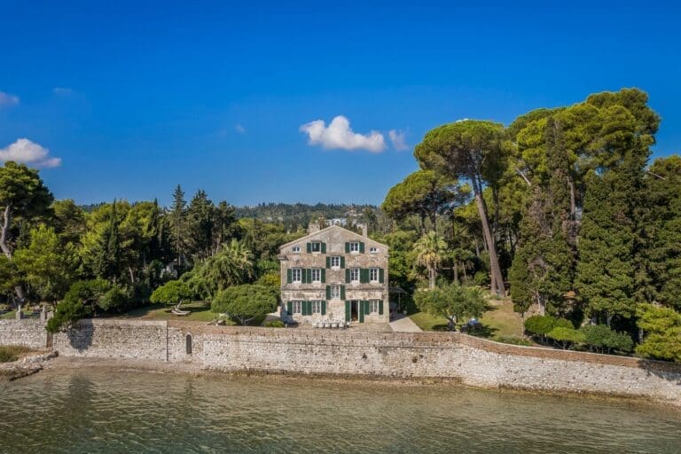 Luxurious Villa Iridos: Your Dream Greek Getaway