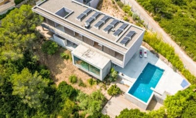 Contemporary Coastal Retreat: Your Perfect Holiday Villa Escape