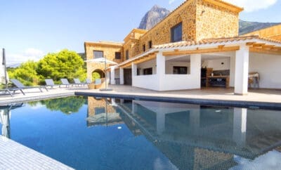 Luxurious Coastal Villa: Your Perfect Holiday Getaway