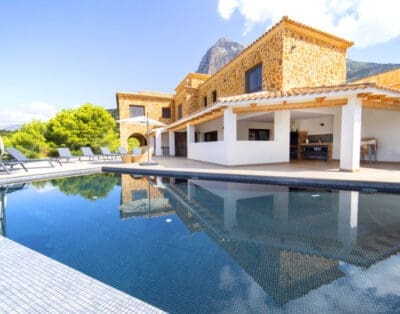 Luxurious Coastal Villa: Your Perfect Holiday Getaway