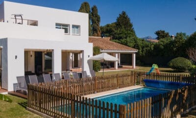 Villa Marina: Luxurious Coastal Retreat with Stunning Views
