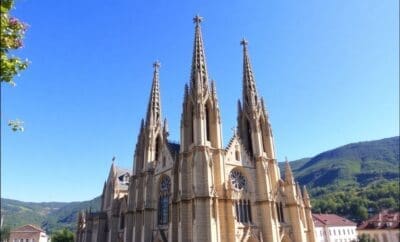 Gotische Kathedrale, grüne Hügel und Fluss in Burgos.