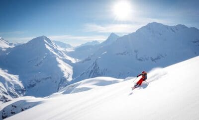 Skiërs op steile besneeuwde off-piste hellingen van de Zwitserse Alpen