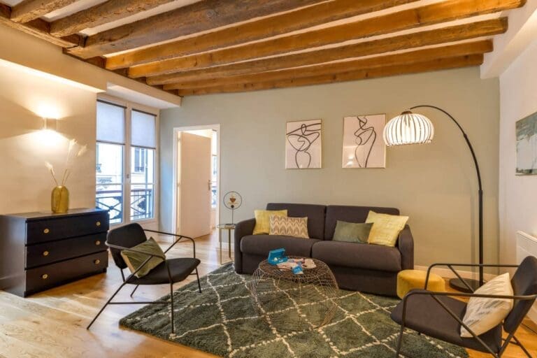 Apartment Palais Royal Paris 2nd – A Refined Three-Bedroom Rental