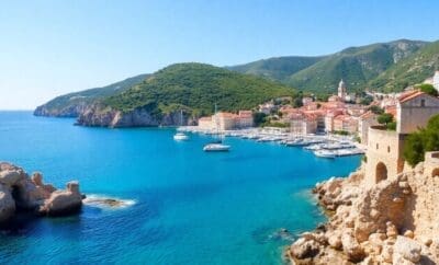 Côte croate de luxe avec îles et architecture ancienne.