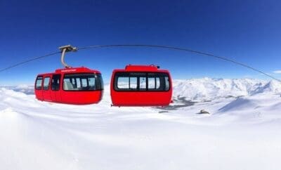 Teleférico Vanoise Express sobre las montañas nevadas de Paradiski.
