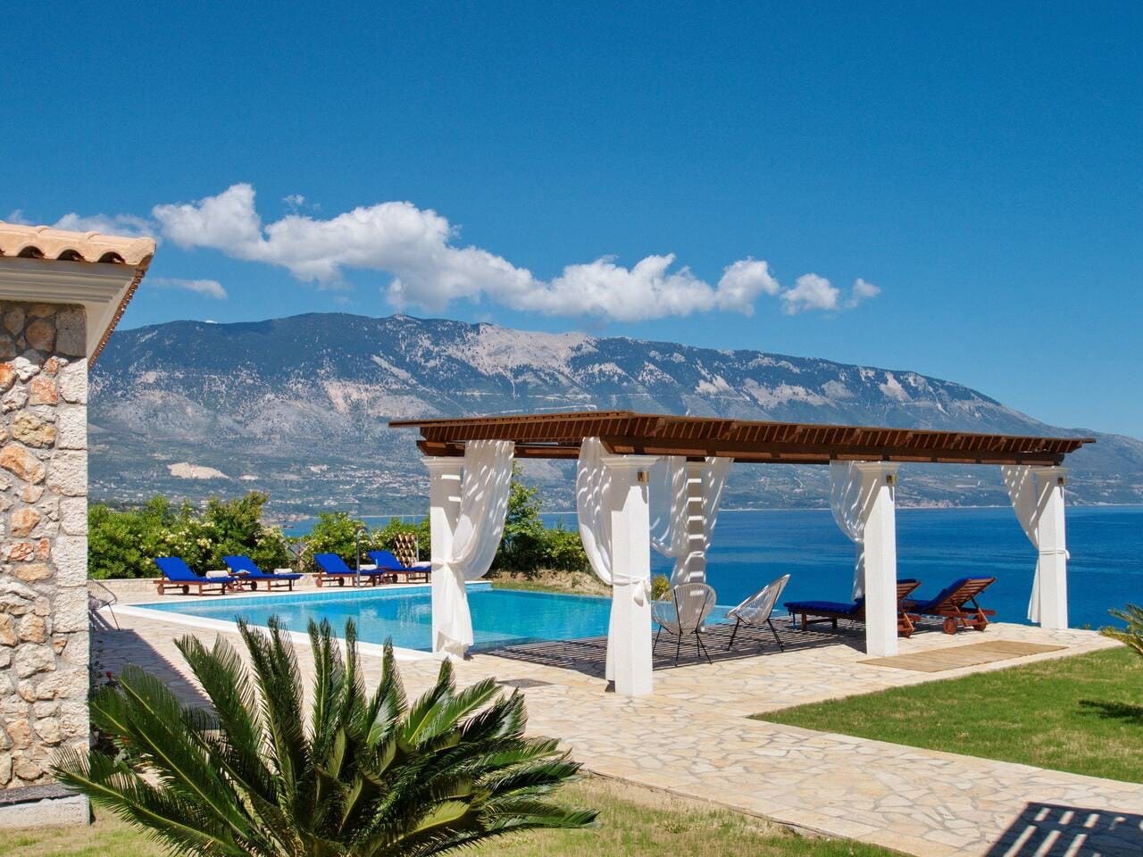 Agnanti Thalassas: Stunning 3-Bedroom Apartment with Infinity Pool and Sea View, Kefallonia